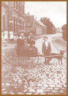 spelende kinderen in de Kerkstraat in Gilze rond 1910